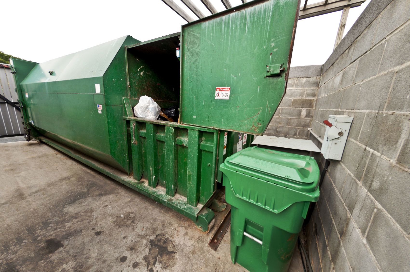 Compactor, Chute and Pad Cleaning in Clarksville, TN Dumpster Bath